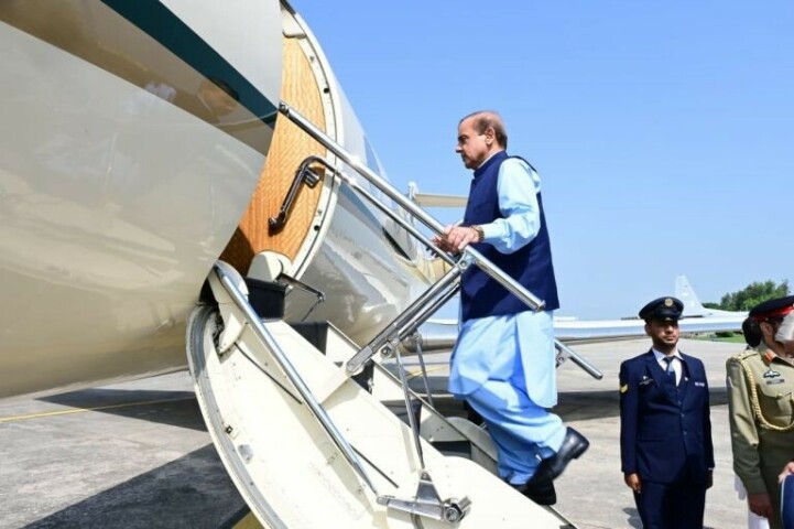 PM Shehbaz leaves for UK to attend Queen&rsquo;s funeral, meet Nawaz