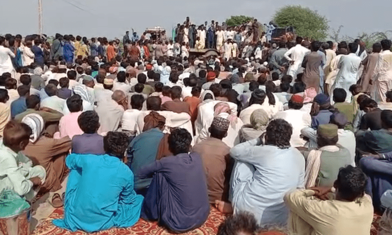 Badin&rsquo;s Thar Coal road sit-in enters fourth day as efforts to disperse protesters fail