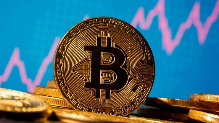 Bitcoin falls below $19,000 as cryptos creak under rate hike risk
