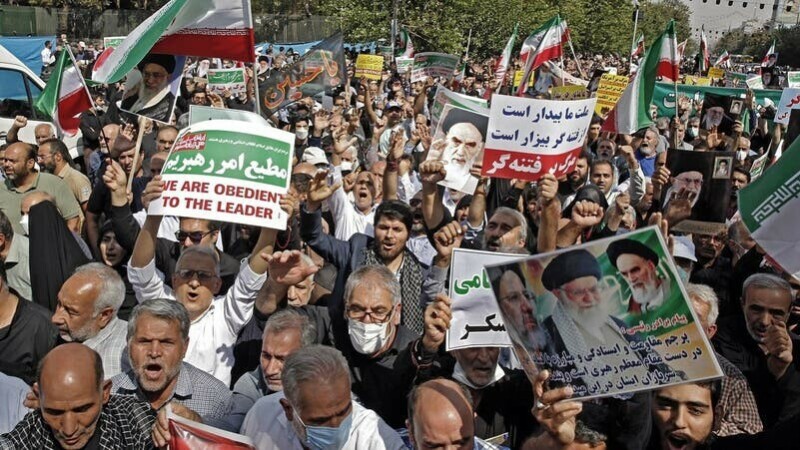 Iranian state-organized marchers call for the execution of rioters