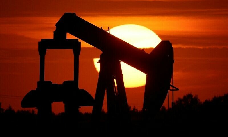 Oil prices slip as dollar scales new peak