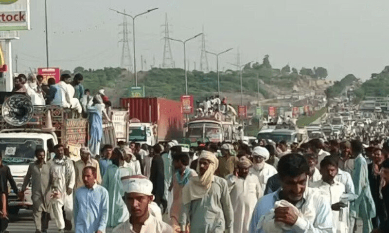 Sanaullah holds talks with protesting farmers in Islamabad