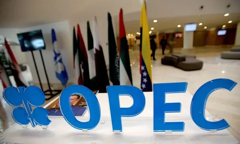 Oil climbs, Asian shares mixed as holiday-heavy week gets under way