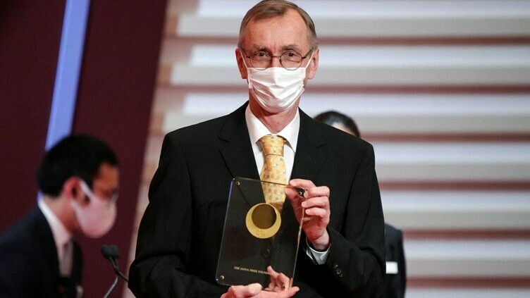 Swede Paabo wins Nobel Medicine Prize for sequencing Neanderthal DNA