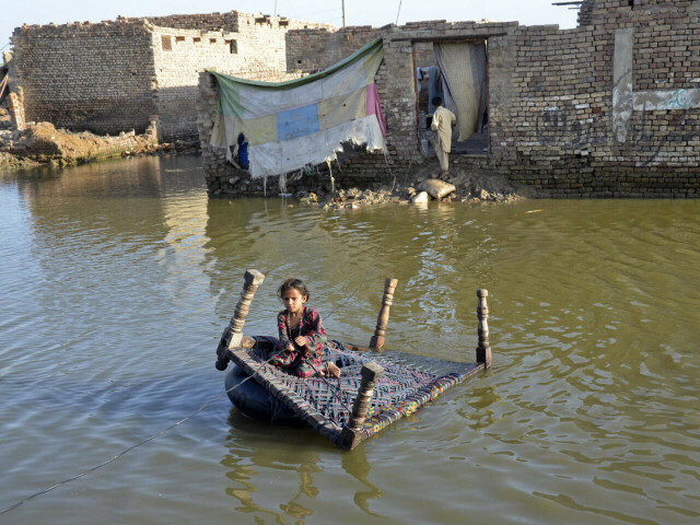 Floods to drag up to 9 million Pakistanis into poverty: World Bank