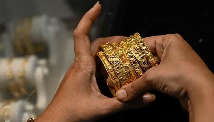 Gold declines further, price falls by Rs500 in local market