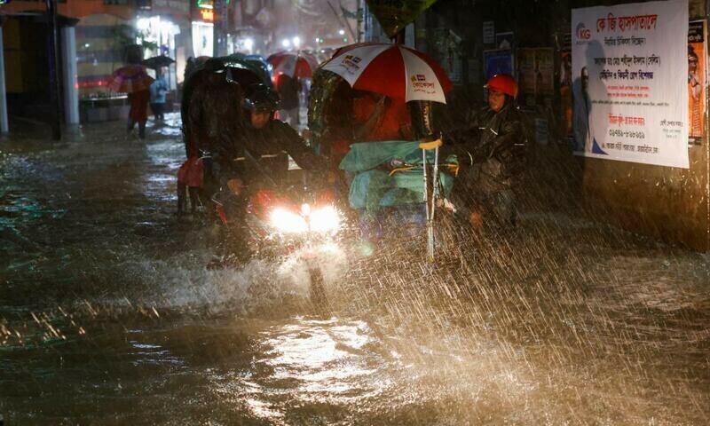Cyclone lashes Bangladesh killing nine, flooding low-lying areas