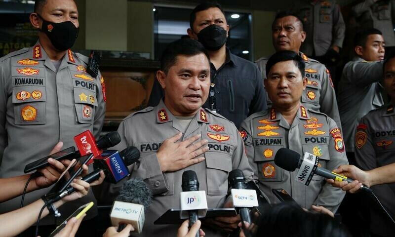 Indonesia police detain woman carrying gun outside presidential palace