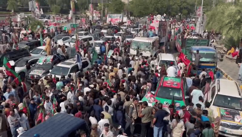 Drastic difference in crowd estimates as PTI workers converge at Liberty Chowk