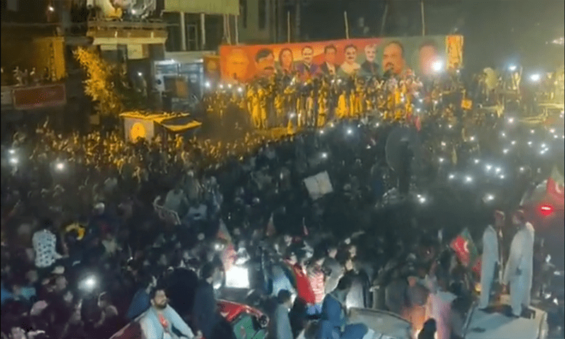 PTI march ends day two at Ferozewala on account of Imran&rsquo;s &lsquo;key meeting&rsquo;