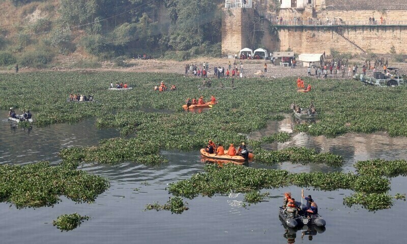 Bridge death toll climbs to 135 as search operations in India&rsquo;s Gujarat enter third day