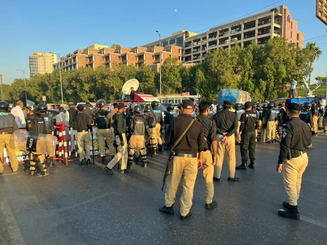 Headache for commuters as PTI protesters block Karachi&rsquo;s main artery for hour