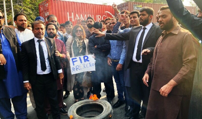 PTI protests outside IG office against &lsquo;weak&rsquo; FIR