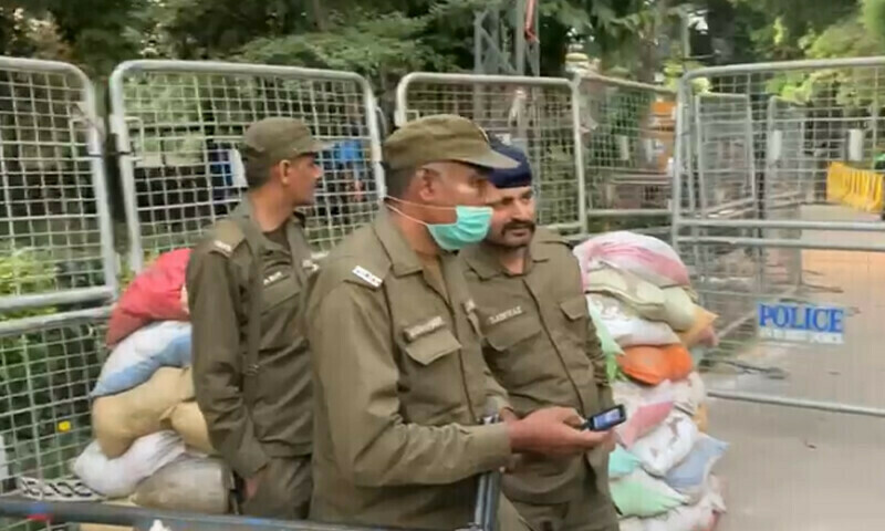 Security up a few notches at Imran&rsquo;s Lahore residence amid new threat