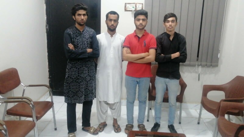 The dumbest cell phone snatching just took place in Karachi