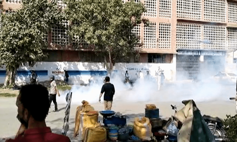 Students clash with police trying to evacuate, seal Karachi&rsquo;s Islamia College