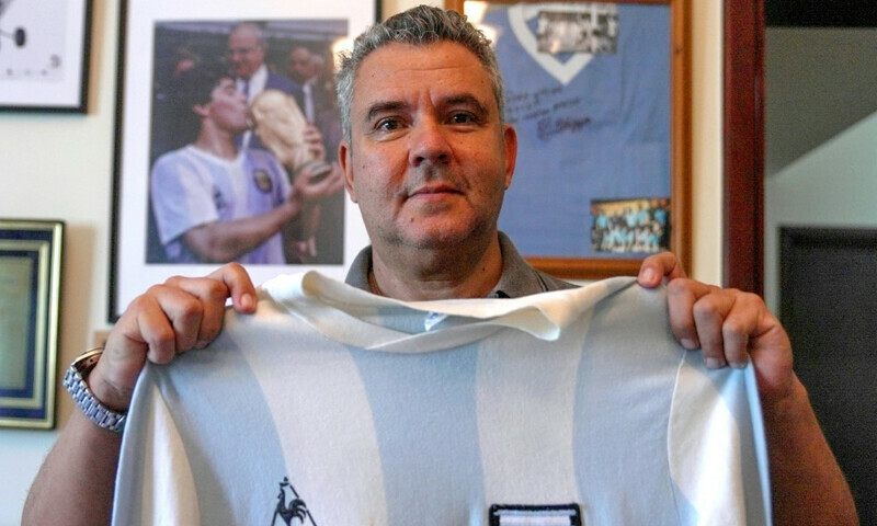 Fans at World Cup pay homage to Maradona with shirts and chants