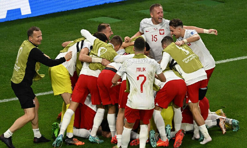 Lewandowski breaks World Cup duck as Poland beat Saudi Arabia