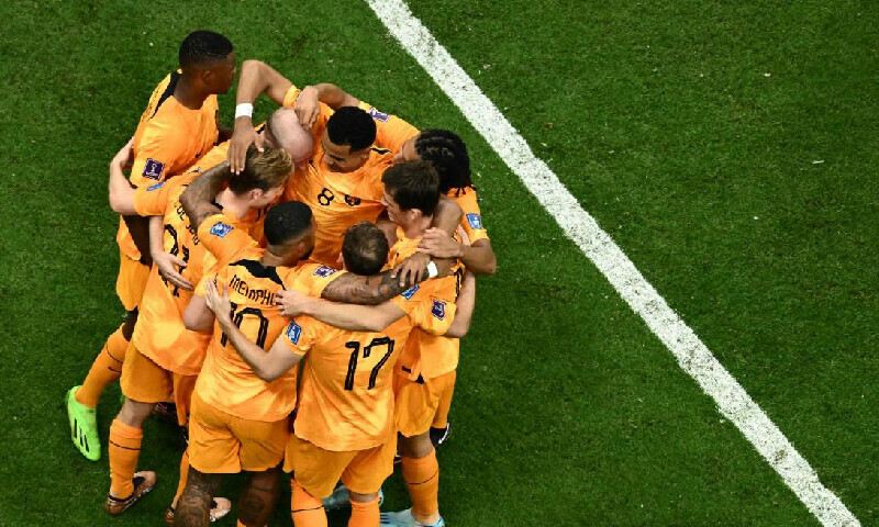 Netherlands beat Qatar 2-0 to top World Cup Group A