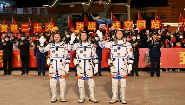 China astronauts reach Tiangong space station