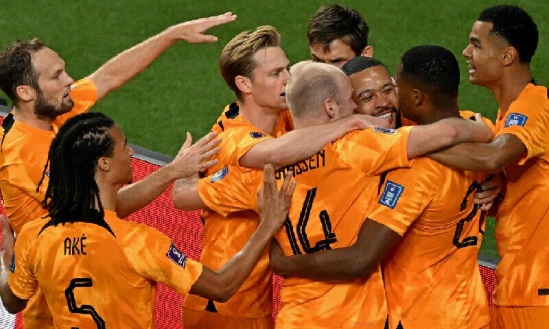 Denzel Dumfries stars as Netherlands beat USA to reach quarterfinals