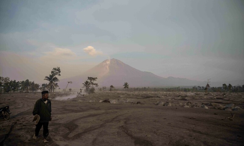 More people flee after eruption of Indonesia&rsquo;s Mount Semeru