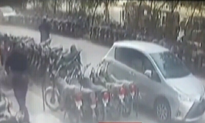 Security guard foils robbery bid near Karachi&rsquo;s Baloch Colony fly-over