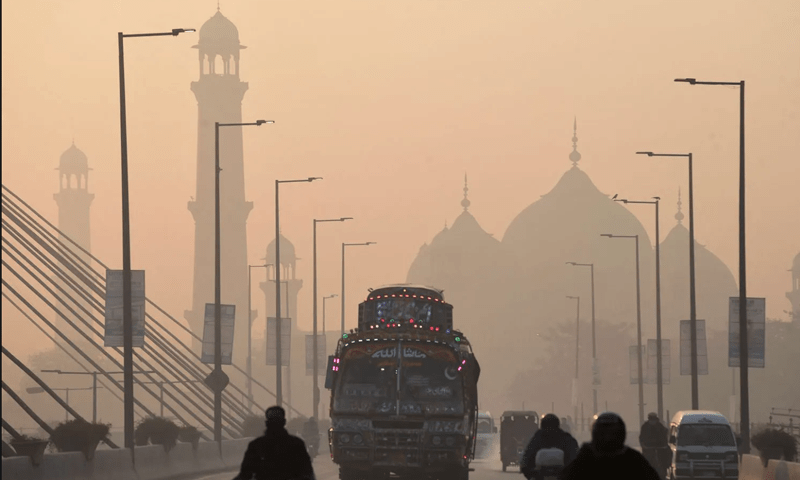 Fighting smog: Court orders Lahore markets to close early