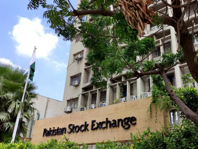 Massive selling pressure as benchmark KSE-100 index sheds over 550 points