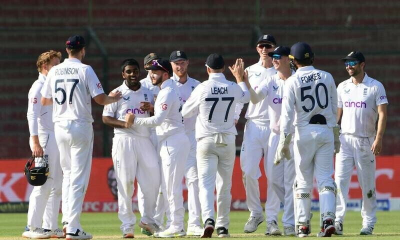 Pakistan face whitewash as England chase 167 to win Karachi Test