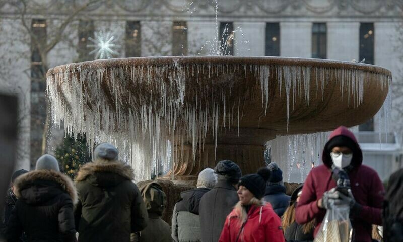 Deadly blizzard leaves US in Christmas weekend deep freeze