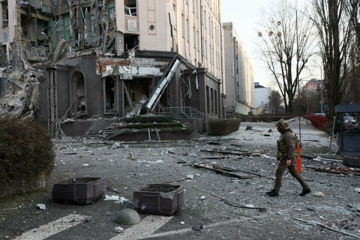 Explosions shake Ukrainian capital after missile warnings