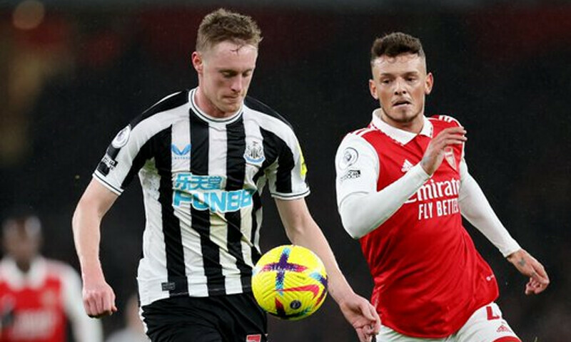 Arsenal held by battling Newcastle as Man Utd cruise
