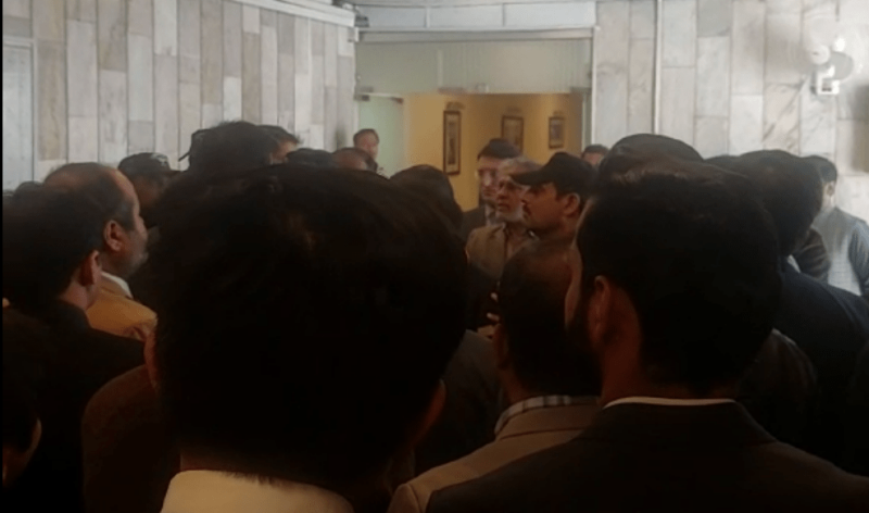 Ishaq Dar gives earful to federal govt officers seeking allowance increase