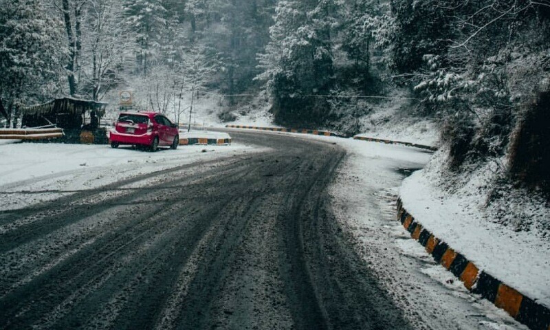 Fresh snowfall at Murree, other winter destinations causes travel hazards