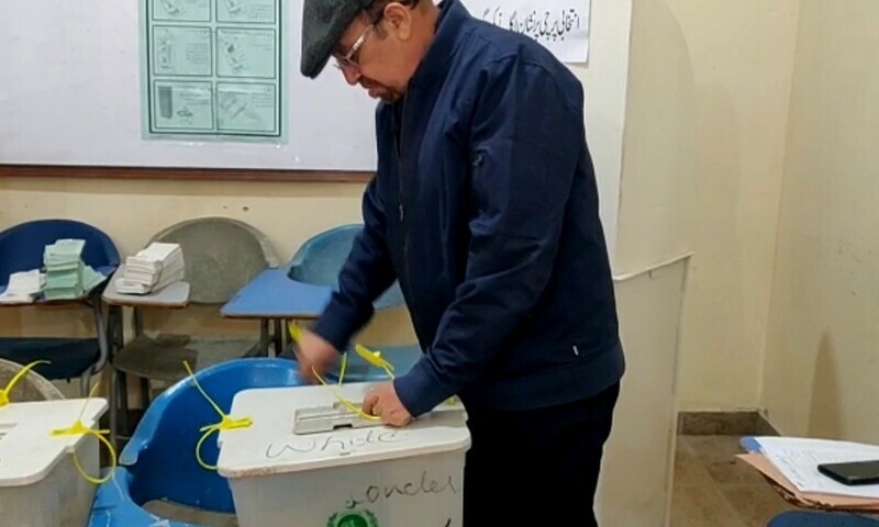 PTI&rsquo;s Firdous Shamim filmed opening ballot boxes as irregularities mar LG polls