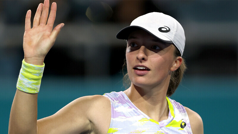 Top seed Swiatek eases into third round at Australian Open