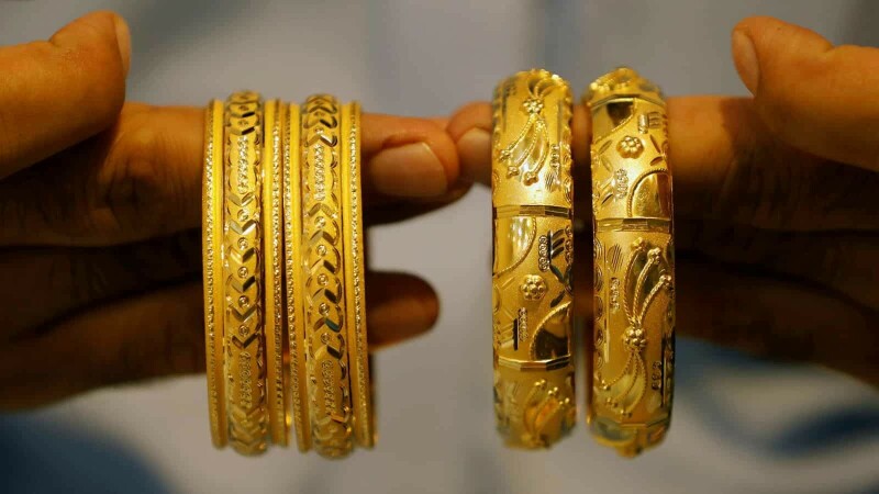 Gold price edges up amid continuous depreciation of rupee against dollar