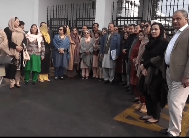 PTI MNAs protest at NA speaker&rsquo;s residence after Parliament closed for 4 days