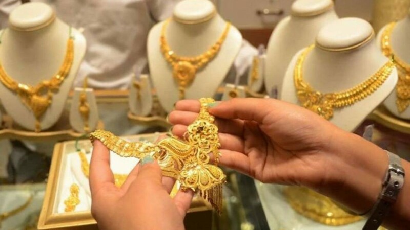 Gold continues to glitter as price edges higher to near all-time highs