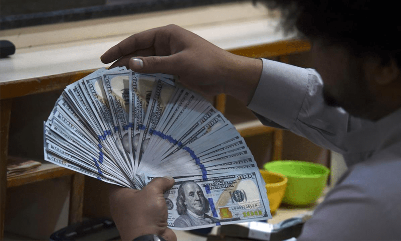 Dollar&rsquo;s assault on rupee continues for second day, rises to Rs262