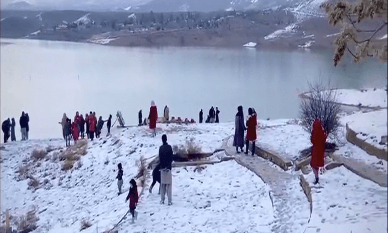 Winter&rsquo;s chill brings waves of tourists to Quetta