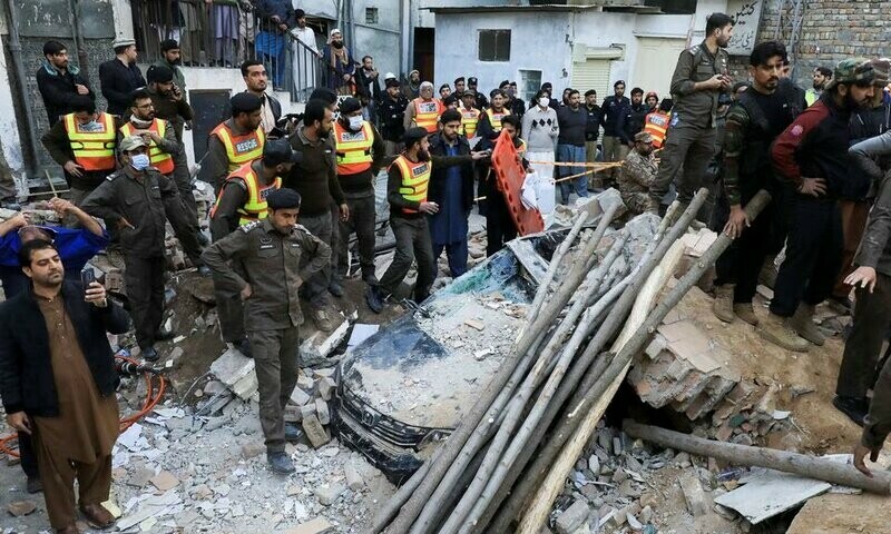 Police not &ldquo;categorically&rdquo; certain suicide bomber attacked Peshawar mosque