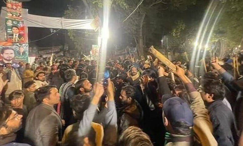 PTI supporters throng Zaman Park as party fears Imran Khan&rsquo;s arrest