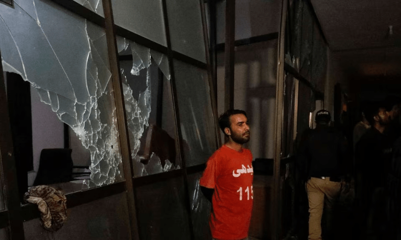 پولیس  اور سیکیورٹی اداروں کے آپریشن کے بعد عمارت  کا اندرونی منظر - تصویر/ روئٹرز