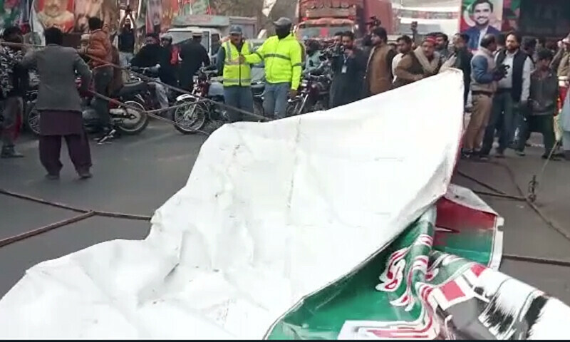 Watch: Imran Khan&rsquo;s 50-feet tall panaflex falls outside Zaman Park