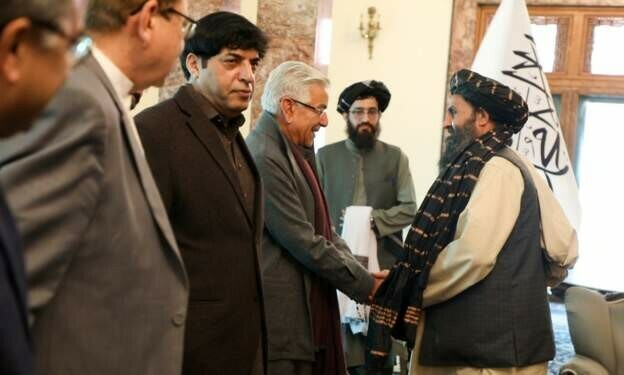 Pakistan Defense Minister, ISI-Chief land in Kabul