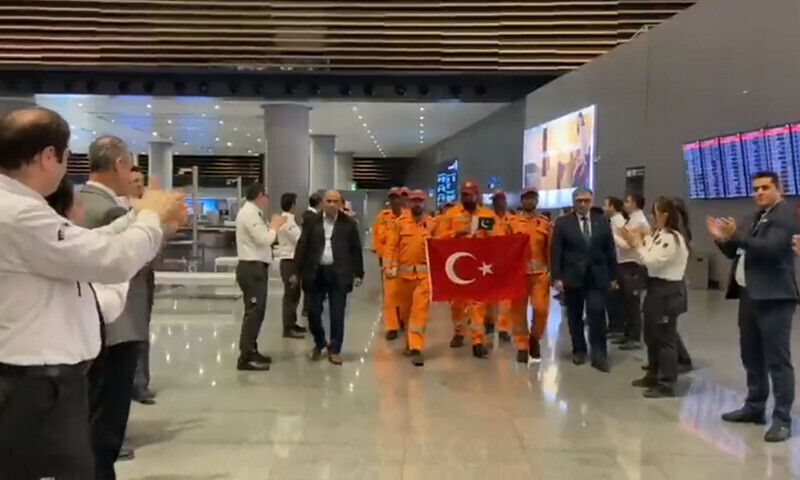 Watch: Pakistan rescue teams get standing ovation in Turkiye
