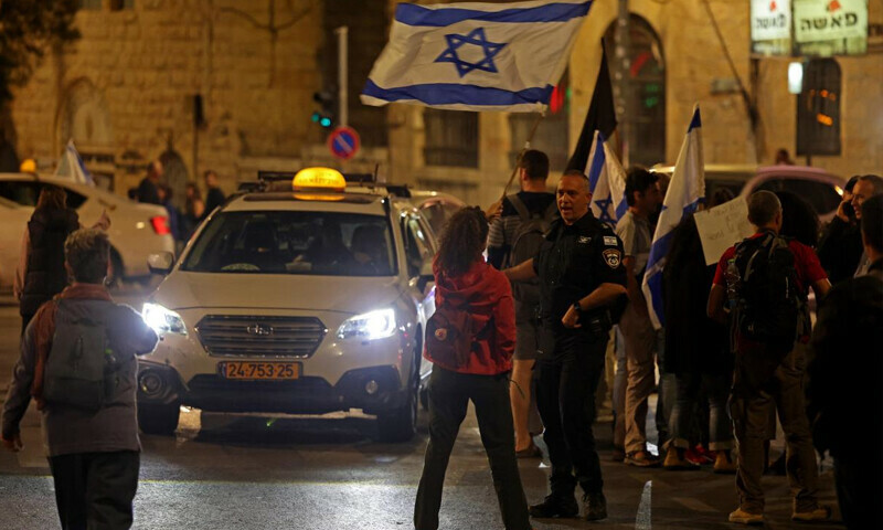 Netanyahu&rsquo;s wife stuck in hair salon for hours due to anti-govt protests