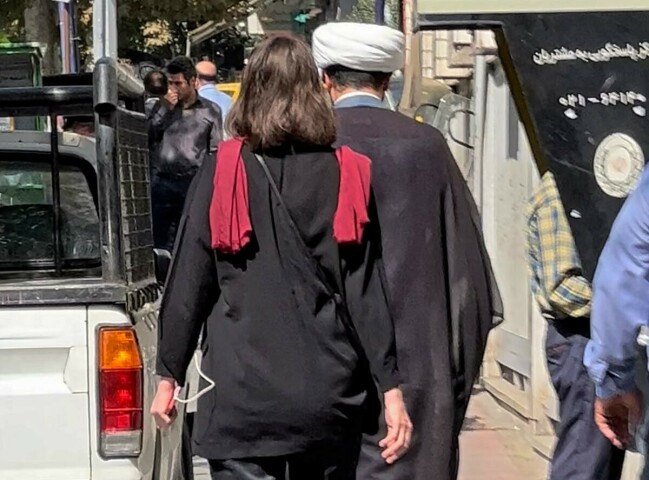 Well-known gold bazaar in Tehran blocked after ad without headscarf